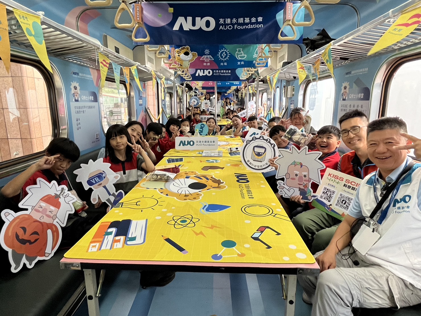 博天堂永續基金會參與「臺灣科普環島列車」，設計基礎科學車廂課程，以「淨零碳排和永續能源」為主題，讓學生透過創意實驗認識淨零知識，以及思考生活中的減碳行為