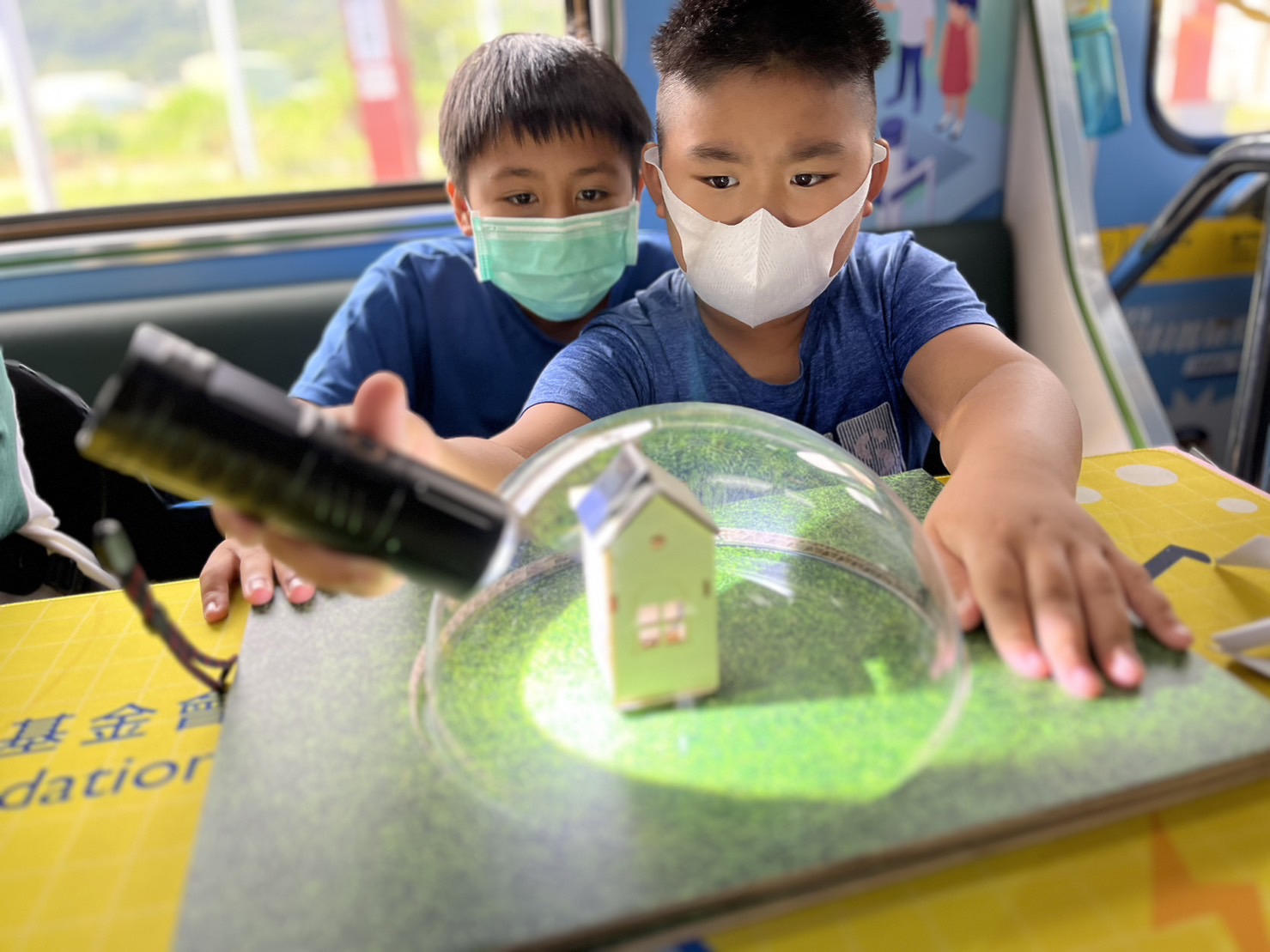 博天堂參與基礎科學主題車廂，以STEAM教學精神，設計「逐日科學家」、「太陽能工程師」以及「淨零建築師」三大能源科普課程和實驗